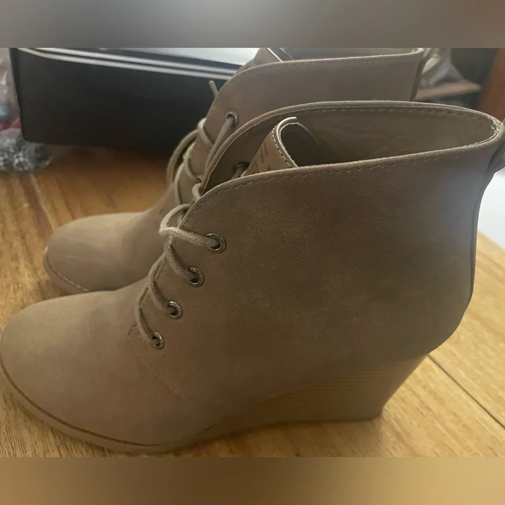 Nautica Women's Tan Wedge Ankle Boots size 8.5